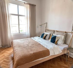 Postel nebo postele na pokoji v ubytování Favst Old Square + 8 fotografií