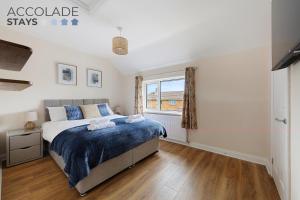 a bedroom with a bed and a window at 3 bed, 2 Bath, Sleeps 6, with Free Parking & WiFi, ideal for contractors and families in Basingstoke