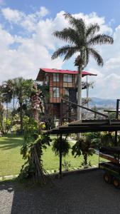 DosquebradasにあるHotel Pachamama Campestreの前にヤシの木がある家 +163枚の写真
