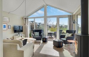 Μια τηλεόραση ή/και κέντρο ψυχαγωγίας στο Awesome Home In Strøby With Wifi