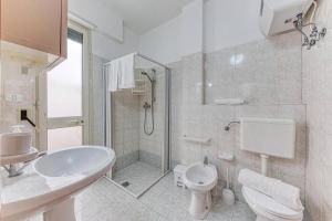 Et badeværelse på Rosso Tramonto By Vivimy + 17 billeder