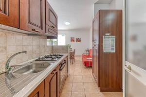 Køkken eller tekøkken på Rosso Tramonto By Vivimy