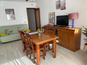 Μια τηλεόραση ή/και κέντρο ψυχαγωγίας στο A los pies del castillo, entre las dos playas