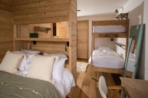 En eller flere senge i et værelse på La Petite Bulette