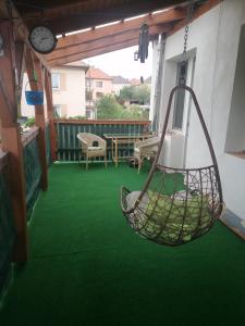 Balkón nebo terasa v ubytování Rodinný půldomek s vybavením a bazenem