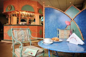 阿巴迪亞聖薩瓦托的住宿－Albergo La Bussola，一张带杯子的蓝色桌子和一盘食物
