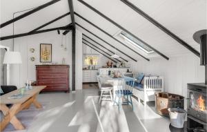 Posezení v ubytování Gorgeous Home In Sjællands Odde
