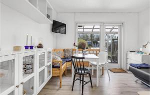 Η κουζίνα ή μικρή κουζίνα στο Cozy Apartment In Nexø With Kitchen