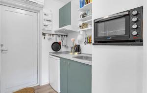 Η κουζίνα ή μικρή κουζίνα στο Cozy Apartment In Nexø With Kitchen