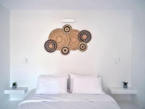 1 dormitorio con 1 cama decorada en la pared en Lavender House, en Kampos