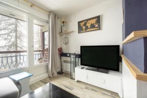 ブール・サン・モーリスにあるJoli Appartement Arc 1800, Piscineのリビングルーム(薄型テレビ、窓付)