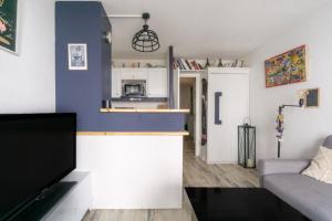 ブール・サン・モーリスにあるJoli Appartement Arc 1800, Piscineのソファとキッチンのあるリビングルーム +14枚の写真