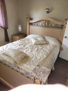 a bedroom with a large bed with a wooden headboard at Appartement de la rive in Shippagan