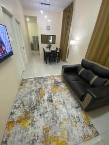 ein Wohnzimmer mit einer Couch und einem Tisch in der Unterkunft Homestay Rumoh Mok in Jitra