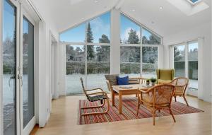 Posezení v ubytování 3 Bedroom Lovely Home In Græsted