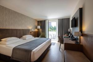 Postel nebo postele na pokoji v ubytování Rogner Hotel Tirana + 37 fotografií