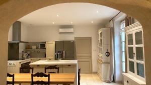 Kuchyň nebo kuchyňský kout v ubytování Le Mas du Chemin : mas typique des Alpilles