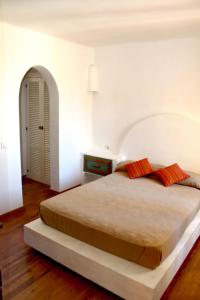 a bedroom with a large bed in a white room at Bungalow con piscina 28 in Gran Alacant