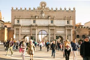 uma multidão de pessoas andando em frente a um edifício em Thebestinrome Piazza del Popolo - Vico em Roma
