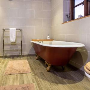 un bagno con una grande vasca e un lavandino di Lyne House Ideal for a celebration or reunion a Kidlington