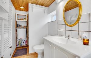 Ένα μπάνιο στο Amazing Home In Haderslev With Kitchen