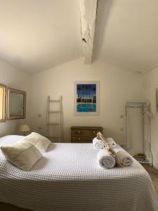 Postel nebo postele na pokoji v ubytování Le Mas du Chemin : mas typique des Alpilles