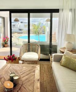 a living room with a couch and a table at Casita Oliva - Piso de diseño en Fuerteventura in La Oliva