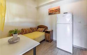 Dapur atau dapur kecil di Amazing Home In Pomer With Wifi