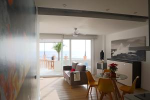 Televízia a/alebo spoločenská miestnosť v ubytovaní Durmiendo sobre el mar, Vivienda La Baja Grande