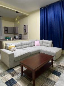 Una sala de estar con un sofá y una mesa de café. en Riverside Haven, en Ogembo