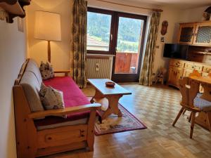 A television and/or entertainment centre at Casa Rustica App Seceda