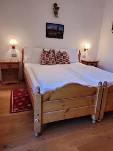 A bed or beds in a room at Casa Rustica App Seceda