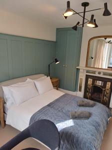 考斯Stylish 1 Bedroom Flat in Heart of Cowes的卧室里有一张床，墙上有一面镜子 更多3张照片