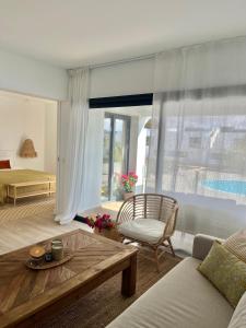 a living room with a couch and a table at Casita Oliva - Piso de diseño en Fuerteventura in La Oliva