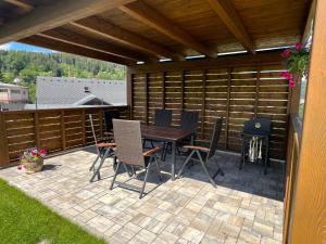 Patio alebo iná vonkajšia časť ubytovania Apartmány Crystalindo