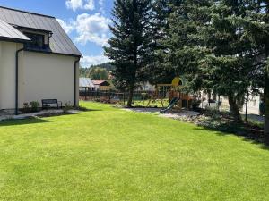 Vonkajšia záhrada v ubytovaní Apartmány Crystalindo