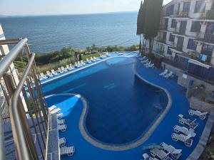 Bazén v ubytování POMORIE Blue Bay Seaview nebo v jeho okolí + 26 fotografií