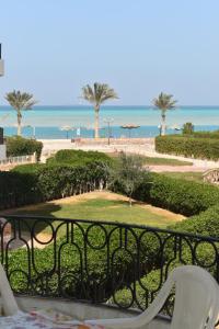 拉斯苏德尔Golden Beach 2 Ras Sedr شاليه على البحر قرية جولدن بيتش 2 راس سدر的可欣赏海滩景色的阳台
