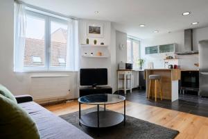 een woonkamer met een bank en een tafel bij Apartment in Old Lille in Lille