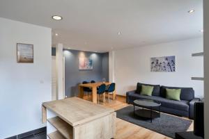 een woonkamer met een bank en een tafel bij Apartment in Old Lille in Lille +17 foto's