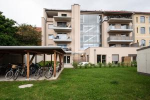 a group of bikes parked in front of a building at City-Apartment Neubaugasse in Graz