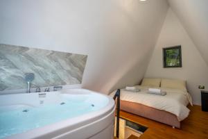 Postel nebo postele na pokoji v ubytování Arditi's Chalets