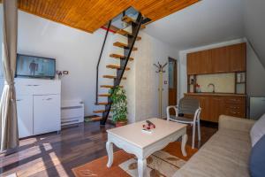 Kuchyň nebo kuchyňský kout v ubytování Arditi's Chalets