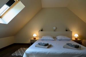 Un dormitorio con una cama con dos toallas encima. en House between Land and Sea, en Les Moitiers-dʼAllonne