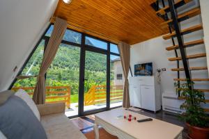 Balkón nebo terasa v ubytování Arditi's Chalets