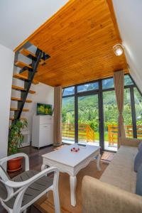 Posezení v ubytování Arditi's Chalets