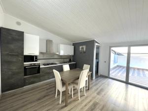Kuchyň nebo kuchyňský kout v ubytování Siclari B&B-Rooms&Suite