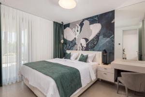 Un dormitorio con una cama grande y un baño. en Dream by the sea, en Opatija