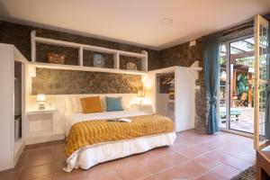 a bedroom with a bed in a room at Casa Armonía Natura, Villa, Loft & Casa estudio in Camargo