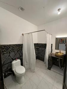 Un baño de Signature Skardu Hotel